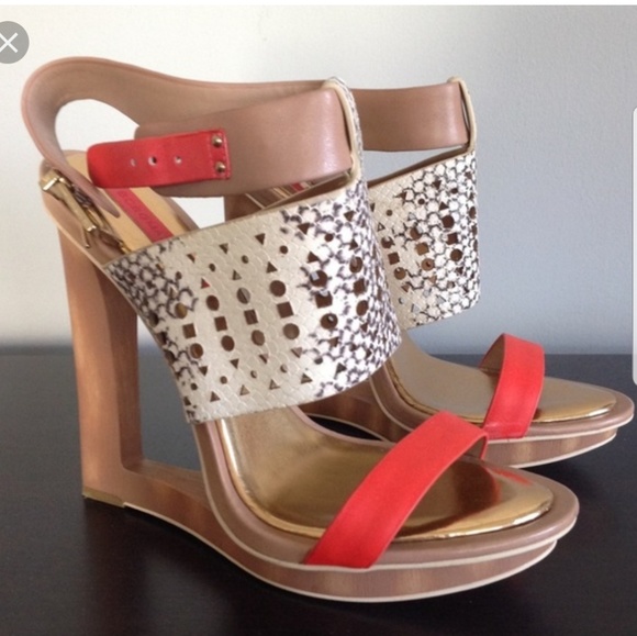 BRAND NEW, UNIQUE, CUT OUT, BCBG MAXAZRIA WEDGES - Picture 8 of 8